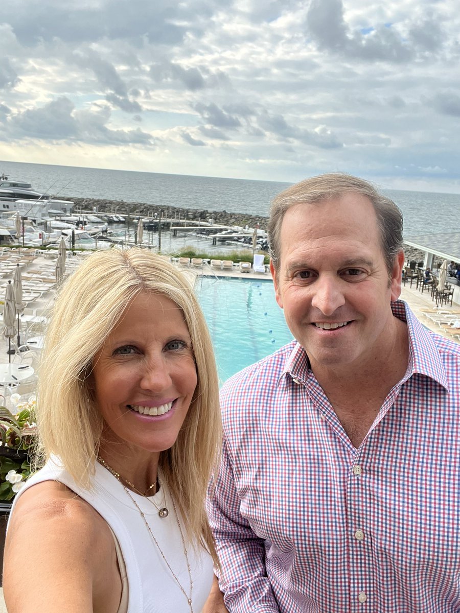 Welcoming <a href="/TriCPrez/">Dr. Michael Baston</a> and his lovely wife Tasha to #CLE along with outgoing <a href="/TriCedu/">Tri-C</a> Dr Johnson and Dr Jerry Sue Thornton and Board Presidents <a href="/PNCBank/">PNC Bank</a> Pat Pastore And Louis Joseph.