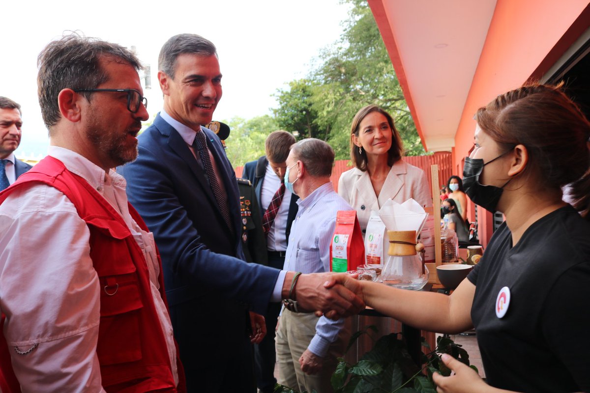 AECID_Honduras's tweet photo. Durante la visita del mandatario español @sanchezcastejon a #Comayagua se repasó el modelo del proyecto Fomento del Empleo Juvenil y Prevención de la Migración gestionado por @AECID_es en el marco del programa Euro+Labor de la @UEenHonduras. (🧵1/2) https://t.co/s0vJbBae0E