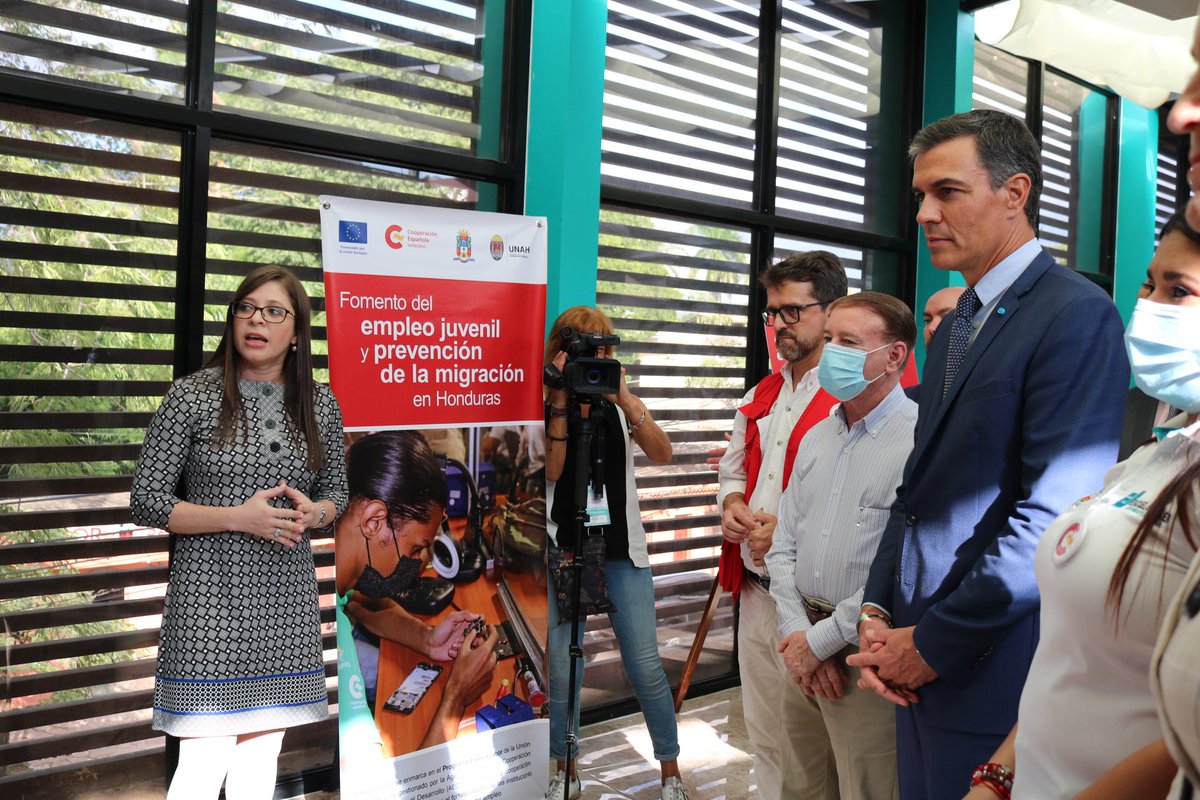AECID_Honduras's tweet photo. Durante la visita del mandatario español @sanchezcastejon a #Comayagua se repasó el modelo del proyecto Fomento del Empleo Juvenil y Prevención de la Migración gestionado por @AECID_es en el marco del programa Euro+Labor de la @UEenHonduras. (🧵1/2) https://t.co/s0vJbBae0E