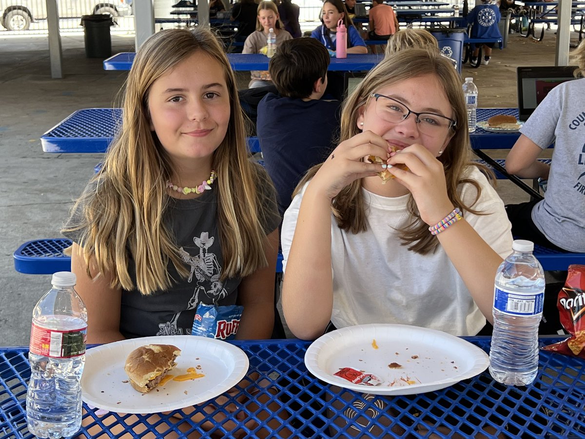 milinda_jaffe's tweet photo. Awesome barbecue today at school! Welcome back Spartans! @AEWrightMS @LVUSD https://t.co/kjdc4aWLdR