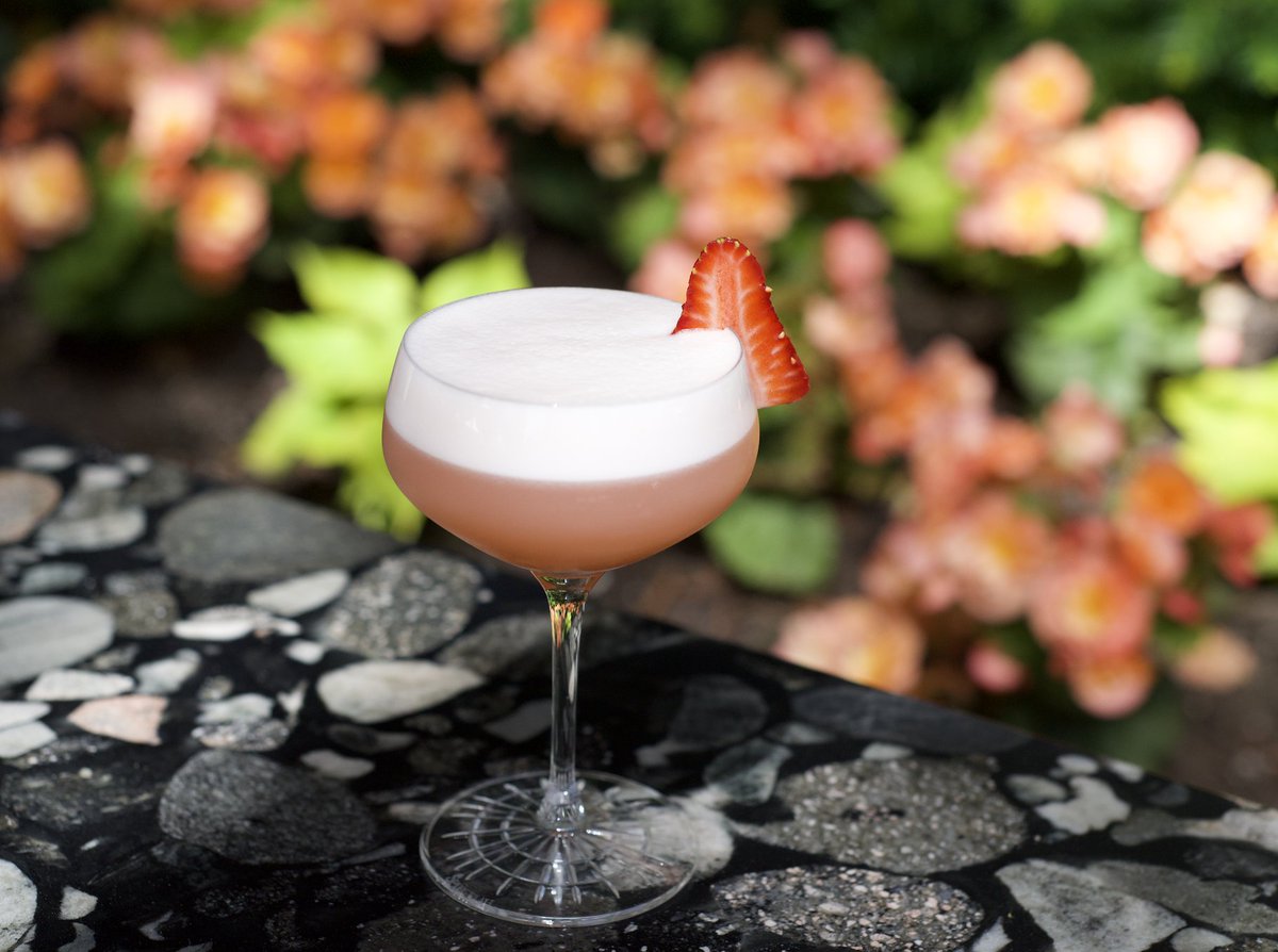araxirestaurant's tweet photo. Ruby Bowl Pemberton | strawberry infused Tanquaray 10 citrus blend, egg white &amp; tarragaon syrup.​

#CelebrateAraxi https://t.co/bW1pDRpsz1