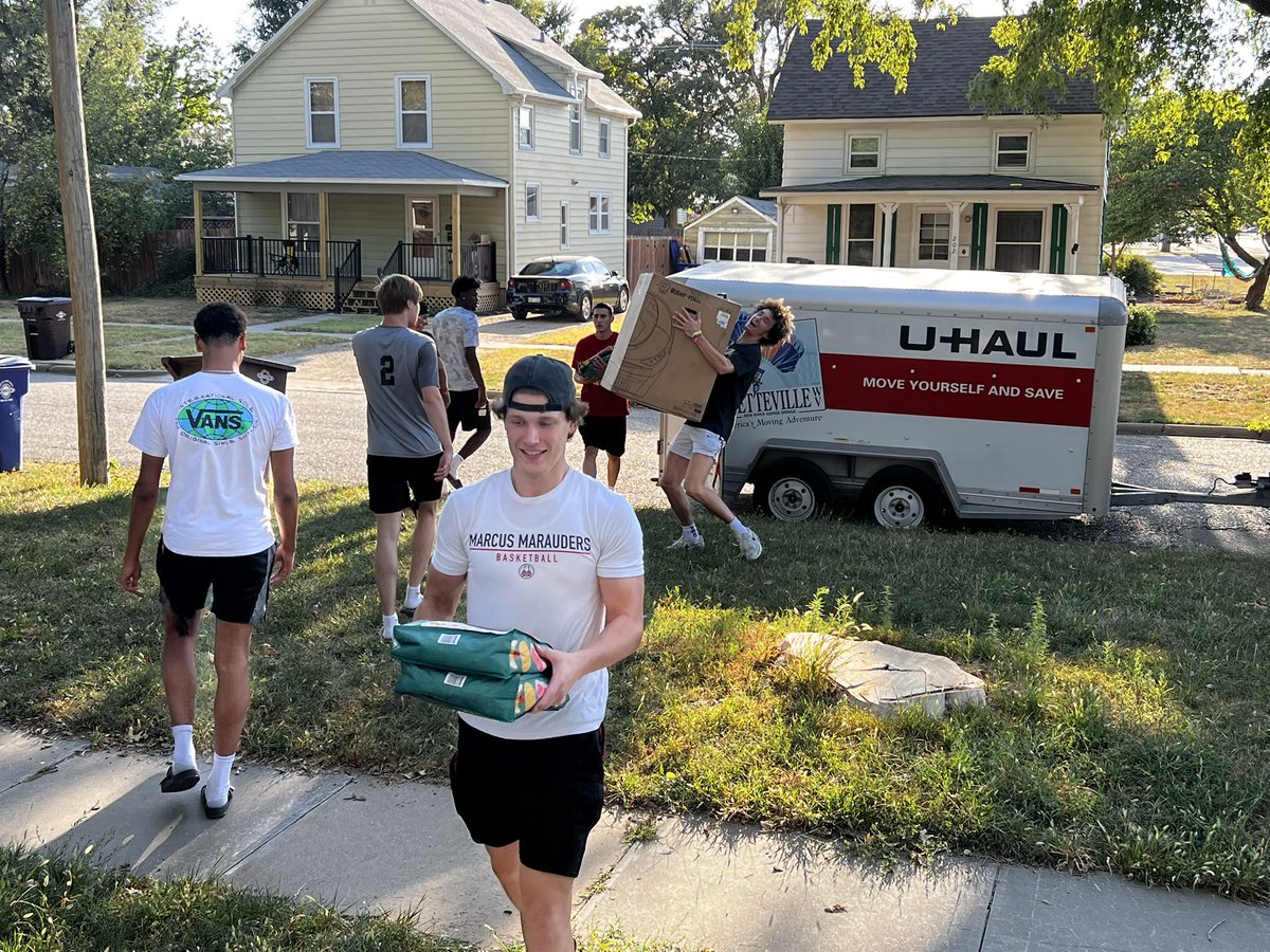MacBulldogsMBB's tweet photo. First service project of the year. Guys worked hard today! #BulldogsGiveBack #HumaneSociety https://t.co/9624H9hThr