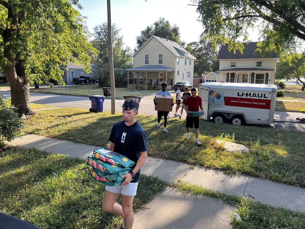 MacBulldogsMBB's tweet photo. First service project of the year. Guys worked hard today! #BulldogsGiveBack #HumaneSociety https://t.co/9624H9hThr