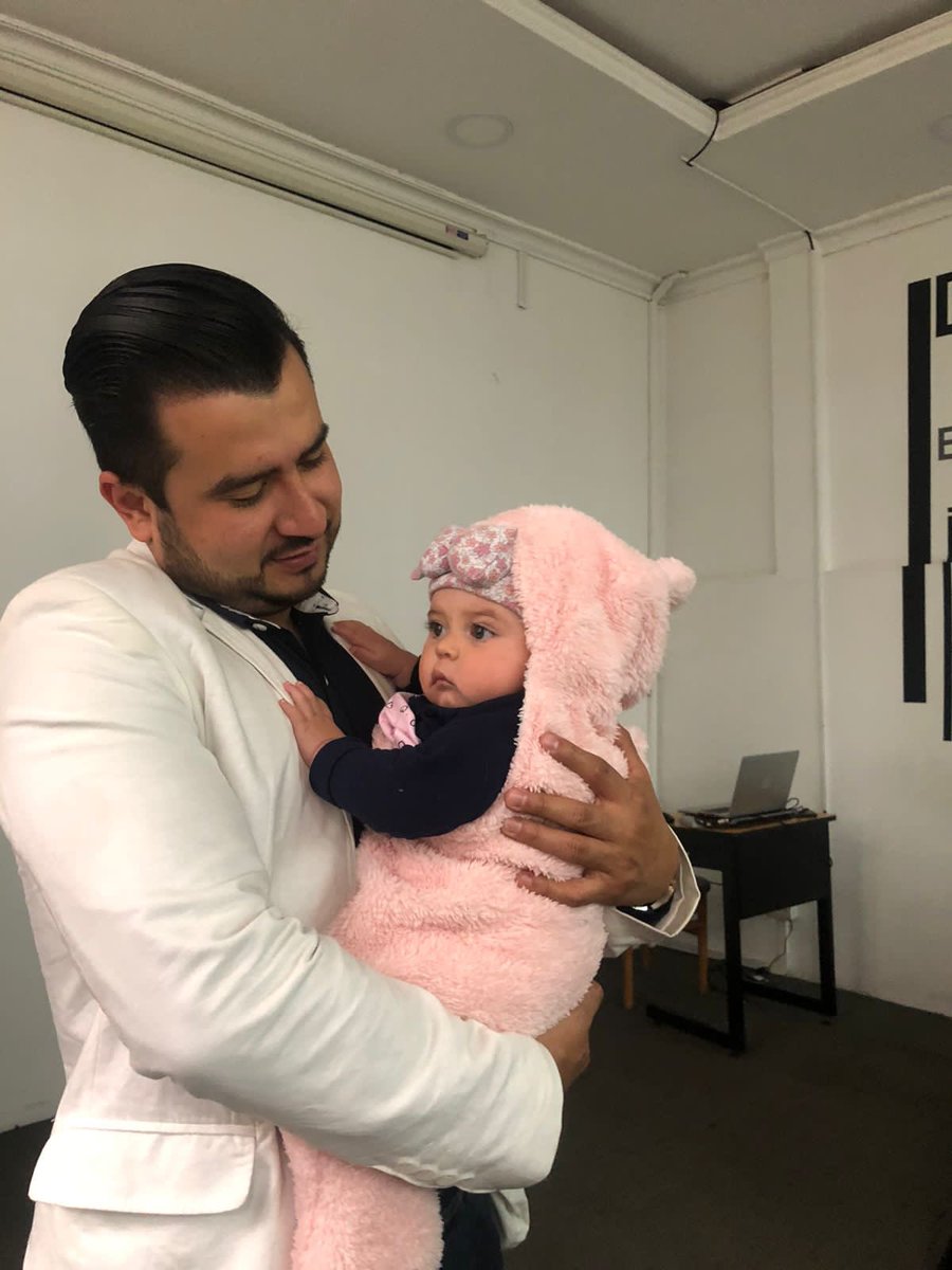 Juankgalvis89's tweet photo. Una estudiante me dice hoy: ¿profe debo mostrarle una autorización para entrar con mi bebé? nadie me la pudo cuidar y tenemos una cita médica. De inmediato le dije “en mi clase siempre tendrá espacio una madre que quiera estudiar” más bien, yo la tengo y tú atiende. https://t.co/bNCV6bNJrE