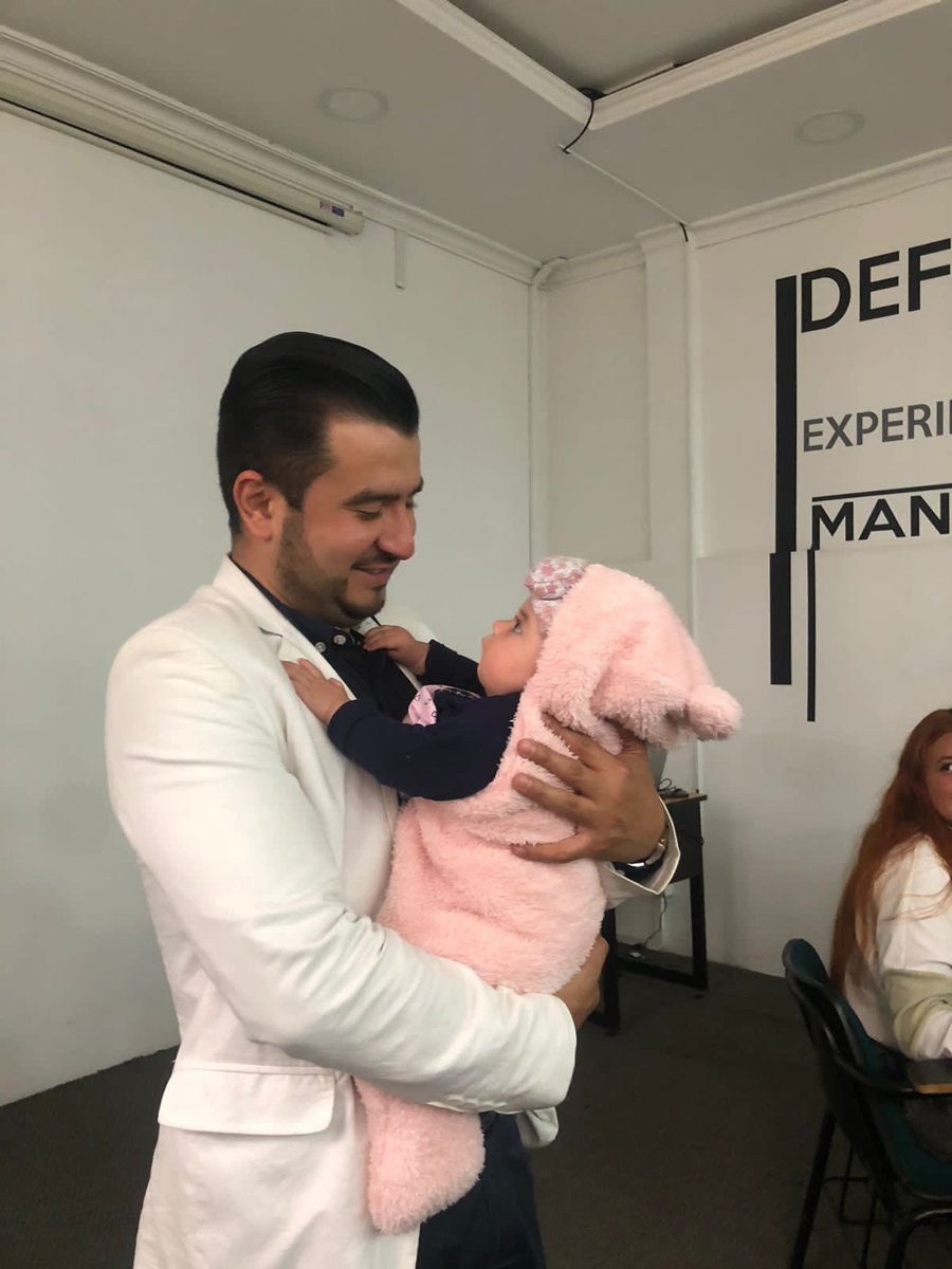 Juankgalvis89's tweet photo. Una estudiante me dice hoy: ¿profe debo mostrarle una autorización para entrar con mi bebé? nadie me la pudo cuidar y tenemos una cita médica. De inmediato le dije “en mi clase siempre tendrá espacio una madre que quiera estudiar” más bien, yo la tengo y tú atiende. https://t.co/bNCV6bNJrE
