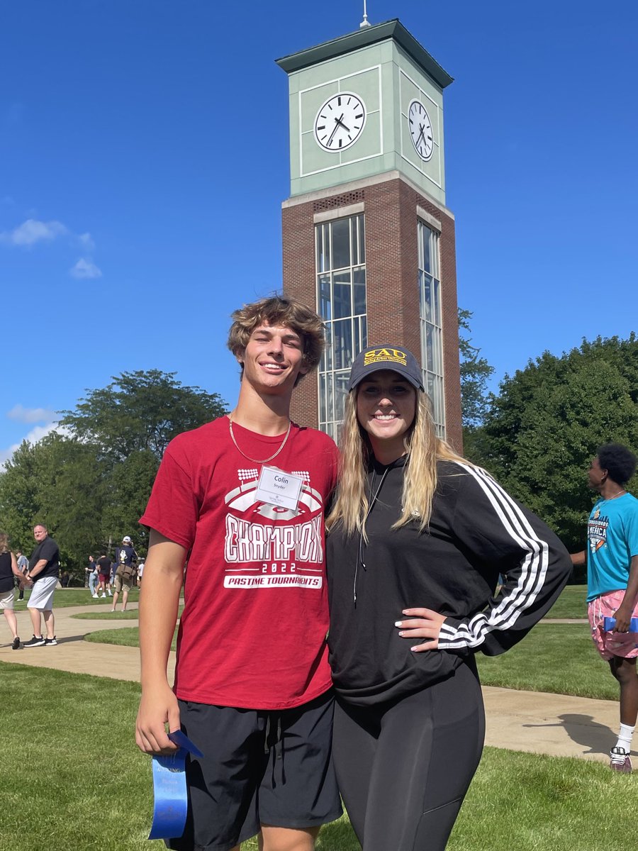 rockford464's tweet photo. Move in day. Good luck Colin and Kaitlyn! ⁦@SAUCougars⁩ https://t.co/X7uKOpz97d