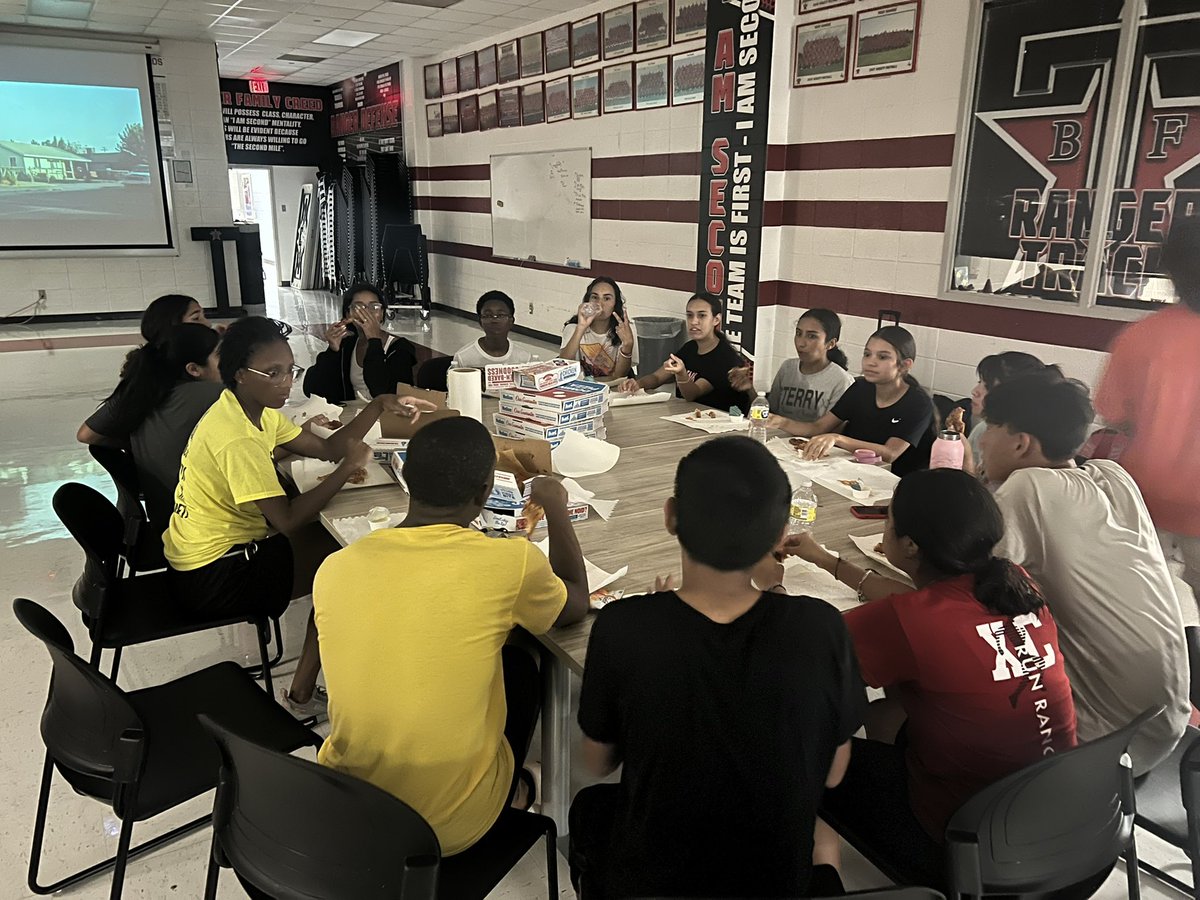 TerryHighXC's tweet image. Great day of team bonding 😁. Water balloons 💦 🎈, pizza 🍕 , wings 🍗 and the movie 🍿 McFarland USA. #makerunningfun #rangerpride, #letsride #AllGasNoBrakes #Teambonding