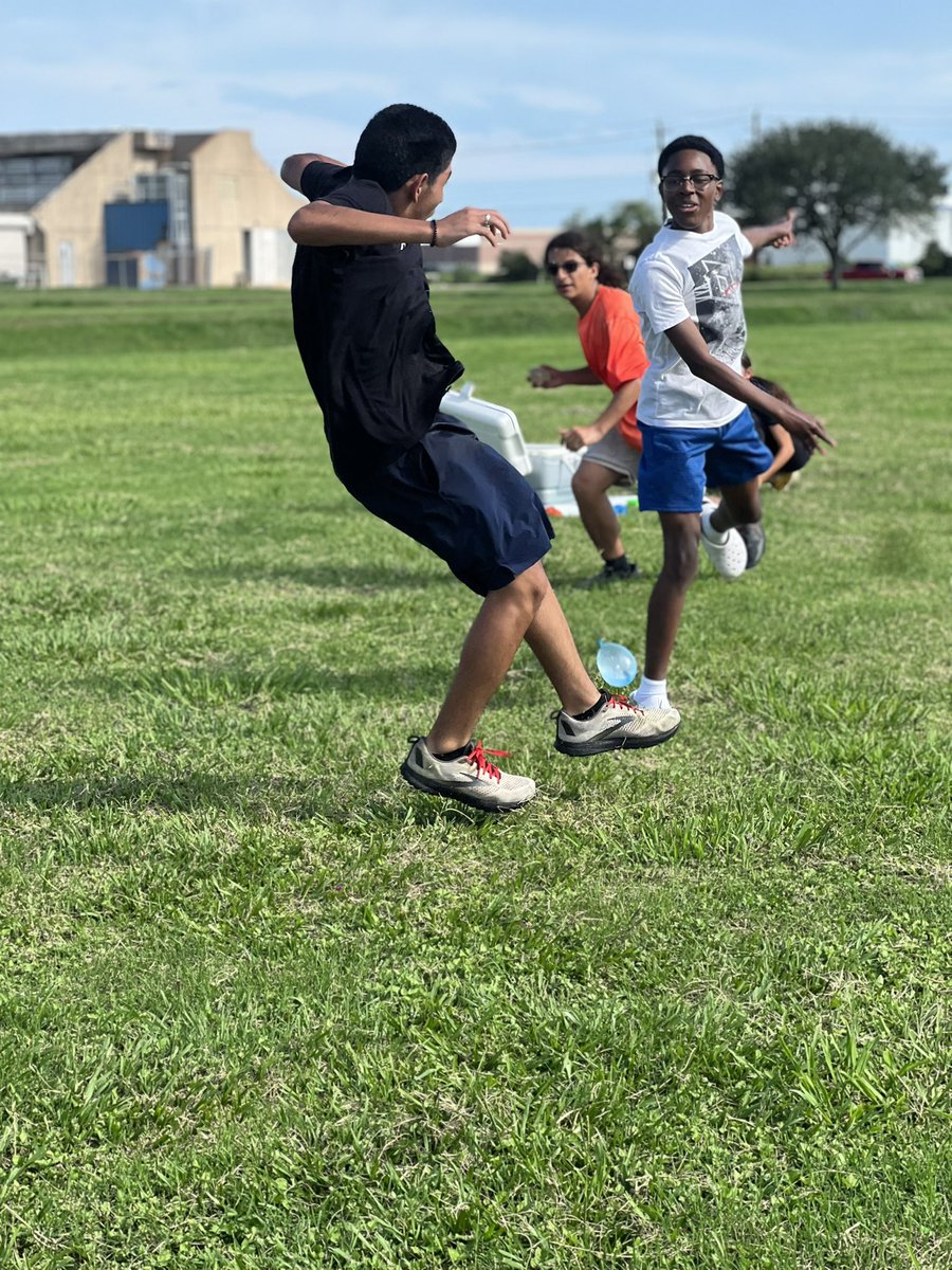 TerryHighXC's tweet image. Great day of team bonding 😁. Water balloons 💦 🎈, pizza 🍕 , wings 🍗 and the movie 🍿 McFarland USA. #makerunningfun #rangerpride, #letsride #AllGasNoBrakes #Teambonding