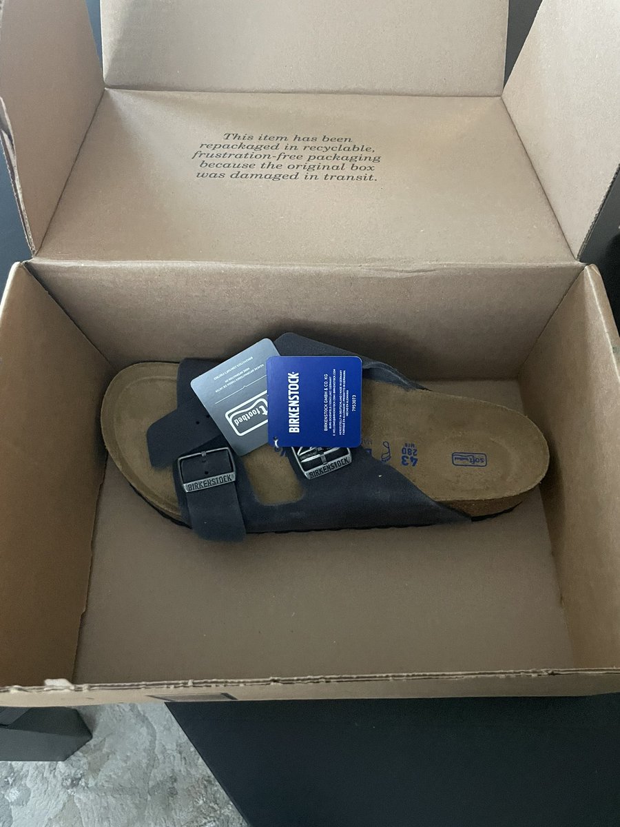 MollyKBoyer's tweet photo. Come on @Zappos do better #oneshoe #cantmakethisup https://t.co/e3HlblAFIQ