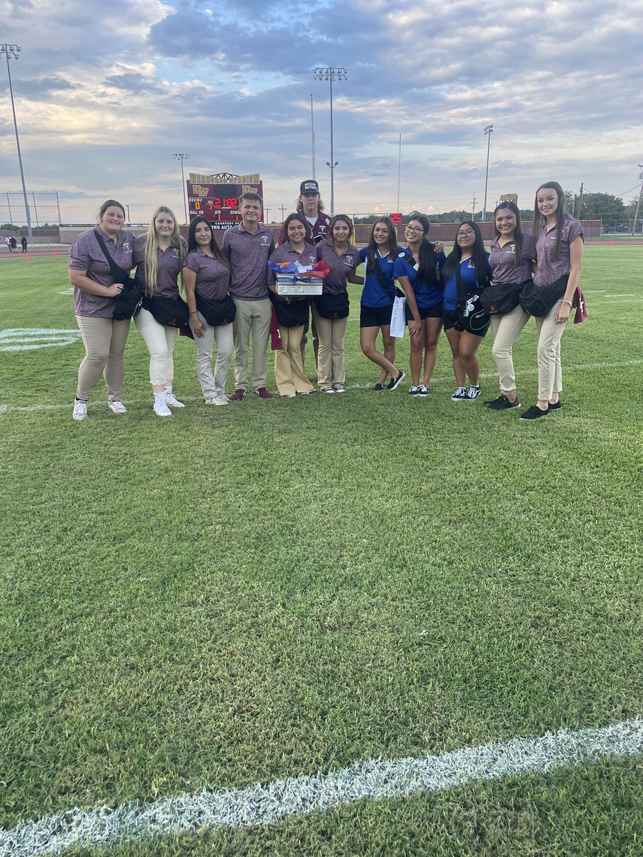 Ready for our first Away Game. Exchanging our friendship basket with #DevineSportsMedicine <a href="/MemorialGrlAthl/">Memorial High School Girls Athletics</a> <a href="/EISDMemorialHS/">Memorial High School</a>