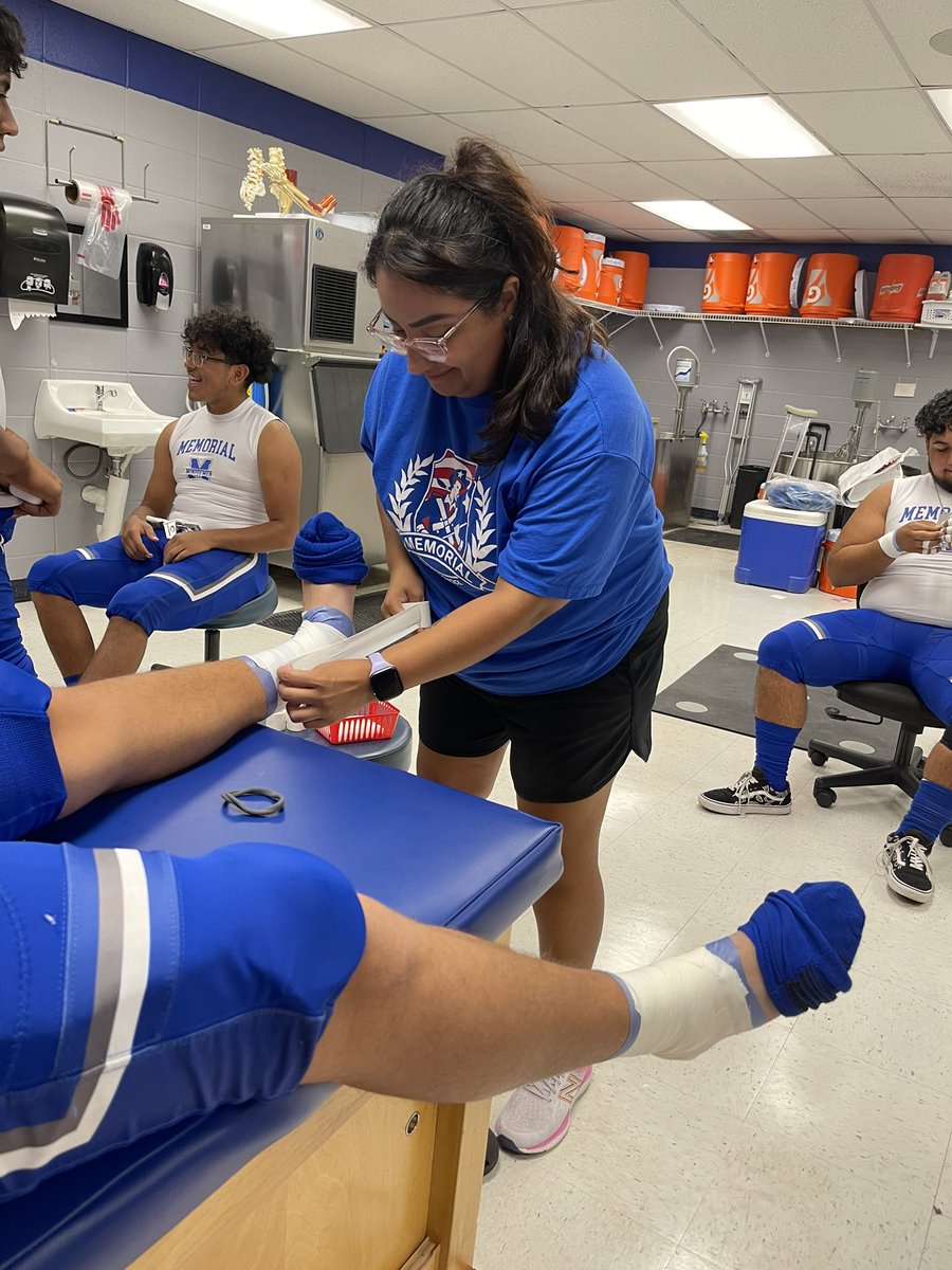 MelDeHoyos1's tweet photo. Ready for our first Away Game. Exchanging our friendship basket with #DevineSportsMedicine @MemorialGrlAthl @EISDMemorialHS https://t.co/8jtF8ZtC0K