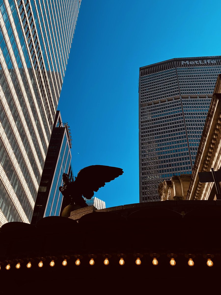 Jshatan's tweet photo. Borderlines #235: Urban Aerie. #grandcentralterminal #panambuilding #nyclandmarks #skyscrapers #skyline #architecture #newyorkstreet #newyork #newyorkcity #seeyourcity #bigcity #city #imagesofnyc #iphone13 #shotoniphone #iphonephotography #photoaday #photoadayaug #photoadayaugust https://t.co/TG3jbNmbvK
