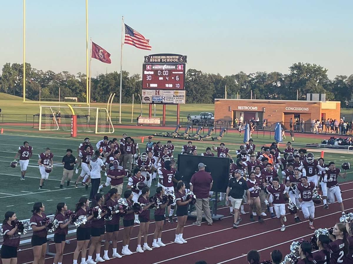 Congratulations to the victorious Sophomore Morton Mustangs Football team for their 30-6 victory over the Bulldogs! #OrgulloMorton #MortonPride Go Mustangs! 🐴