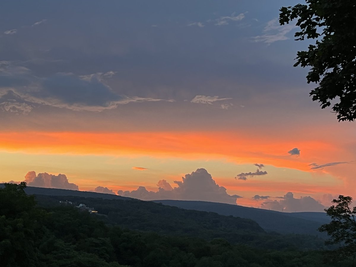 alderton_jeff's tweet photo. Late August evening sky at Frostburg, MD. 8/26/22 https://t.co/XJh73JqDSE