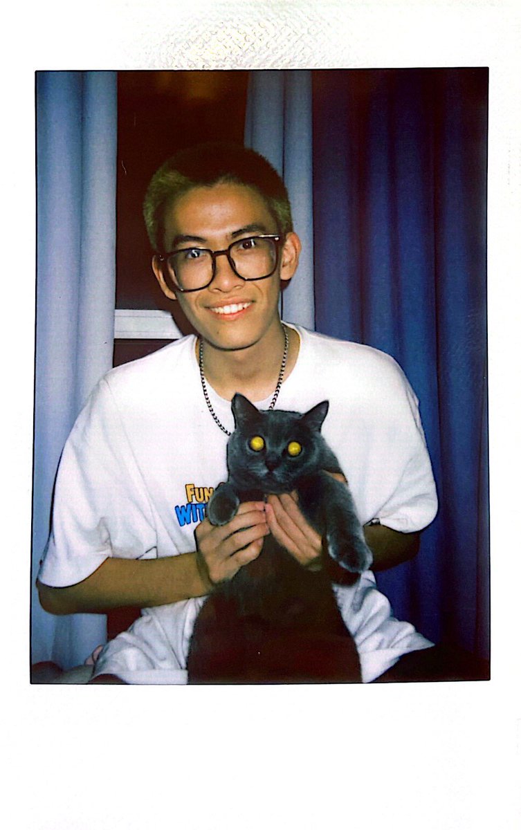 West44Russ's tweet photo. 臭猫拍个照抓了我八十次 https://t.co/TrAHQPzXIc