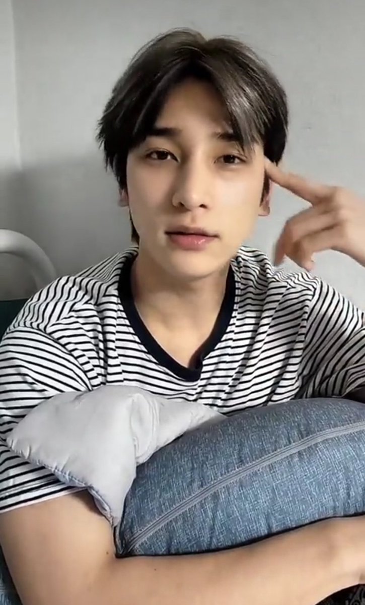 topeunsang's tweet photo. Eunsang mentioned on pm his 3rd debut (X1) anniversary as Lee Eunsang, Dongpyo also posted on his bbl that it has been 3 years since he debuted, Hangyul played X1 songs &amp; mentioned Eunsang, Seungyoun &amp; talked about X1's 3rd anniversary on bbl live, Wooseok danced a bit of flash - https://t.co/GPulLRKWLL