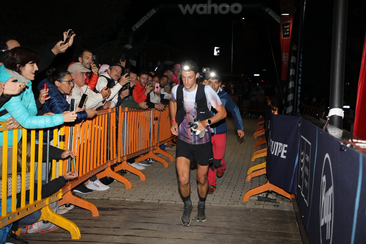 iRunFar's tweet photo. In second, Kilian Jornet follows Jim Walmsley into Courmayeur (80km) just 80 seconds later. He’s also moving very well. The two leaders leave the aid station together after only a few minutes. #UTMB https://t.co/xpE0fzRYAc