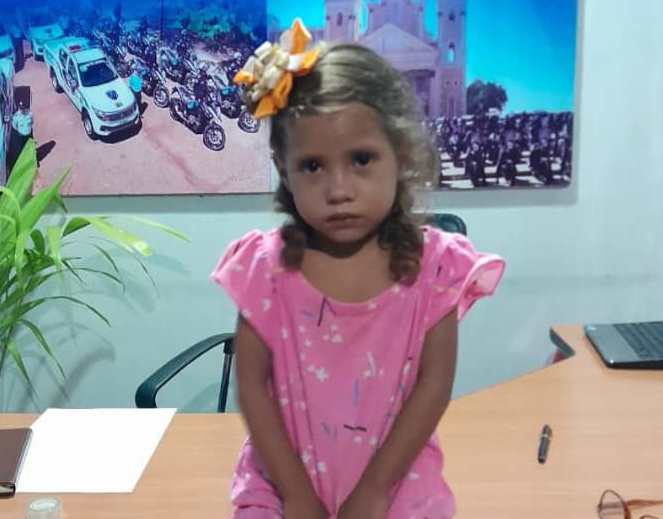 noticiaaldia's tweet photo. A esta niña la hallaron deambulando en el centro de Maracaibo y el Cpbez la tiene bajo resguardo en el comando de patrulleros a la espera de sus parientes https://t.co/daEwfp34Z1 https://t.co/DRy4ZIW83h