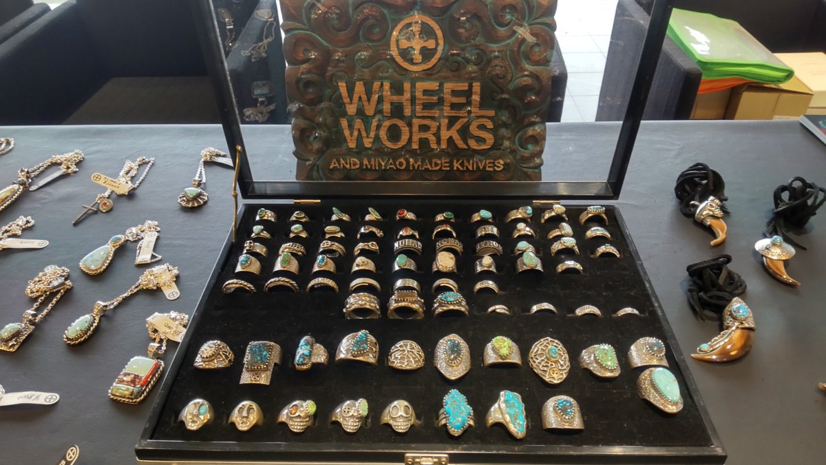 hdsapporo's tweet photo. おはようございます。
本日より「WHEEL WORKS」さんの販売会が始まります。
素敵なシルバーアクセサリー盛り沢山です!
欲しくなっちゃいます♪
ターコイズのお話を聞いたりしても楽しいです。
ご来店、お待ちしております
#ハーレーダビッドソン札幌 #SALE #WHEELWORKS #販売会 #イベント #北海道 https://t.co/qgIwpxllYH