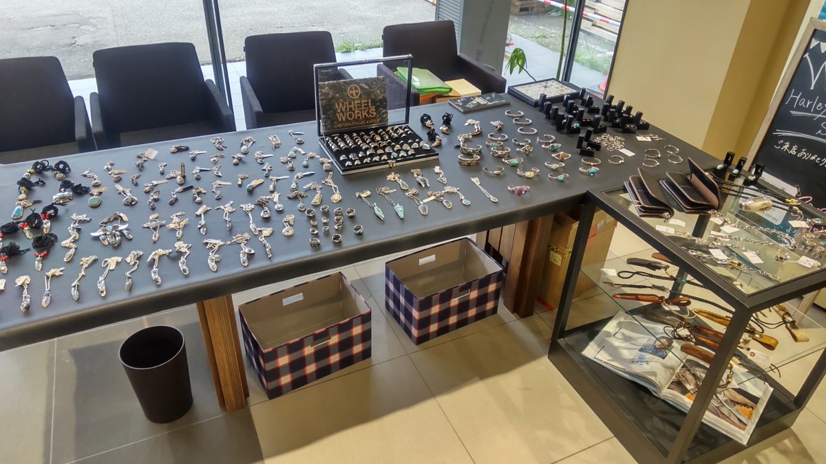 hdsapporo's tweet photo. おはようございます。
本日より「WHEEL WORKS」さんの販売会が始まります。
素敵なシルバーアクセサリー盛り沢山です!
欲しくなっちゃいます♪
ターコイズのお話を聞いたりしても楽しいです。
ご来店、お待ちしております
#ハーレーダビッドソン札幌 #SALE #WHEELWORKS #販売会 #イベント #北海道 https://t.co/qgIwpxllYH