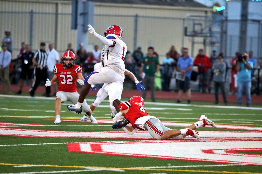 Sykotyk's tweet photo. Scenes from the first half between Ocean City and Neshaminy. #13 @PaFootballNews #BeyondTheKeystone @WJFCA2020 @NeshaminySkins https://t.co/ZGLE26IYxI