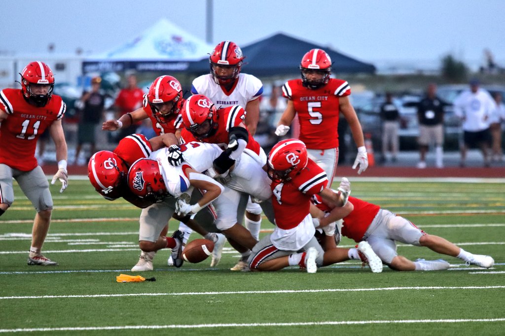 Sykotyk's tweet photo. Scenes from the first half between Ocean City and Neshaminy. #13 @PaFootballNews #BeyondTheKeystone @WJFCA2020 @NeshaminySkins https://t.co/ZGLE26IYxI