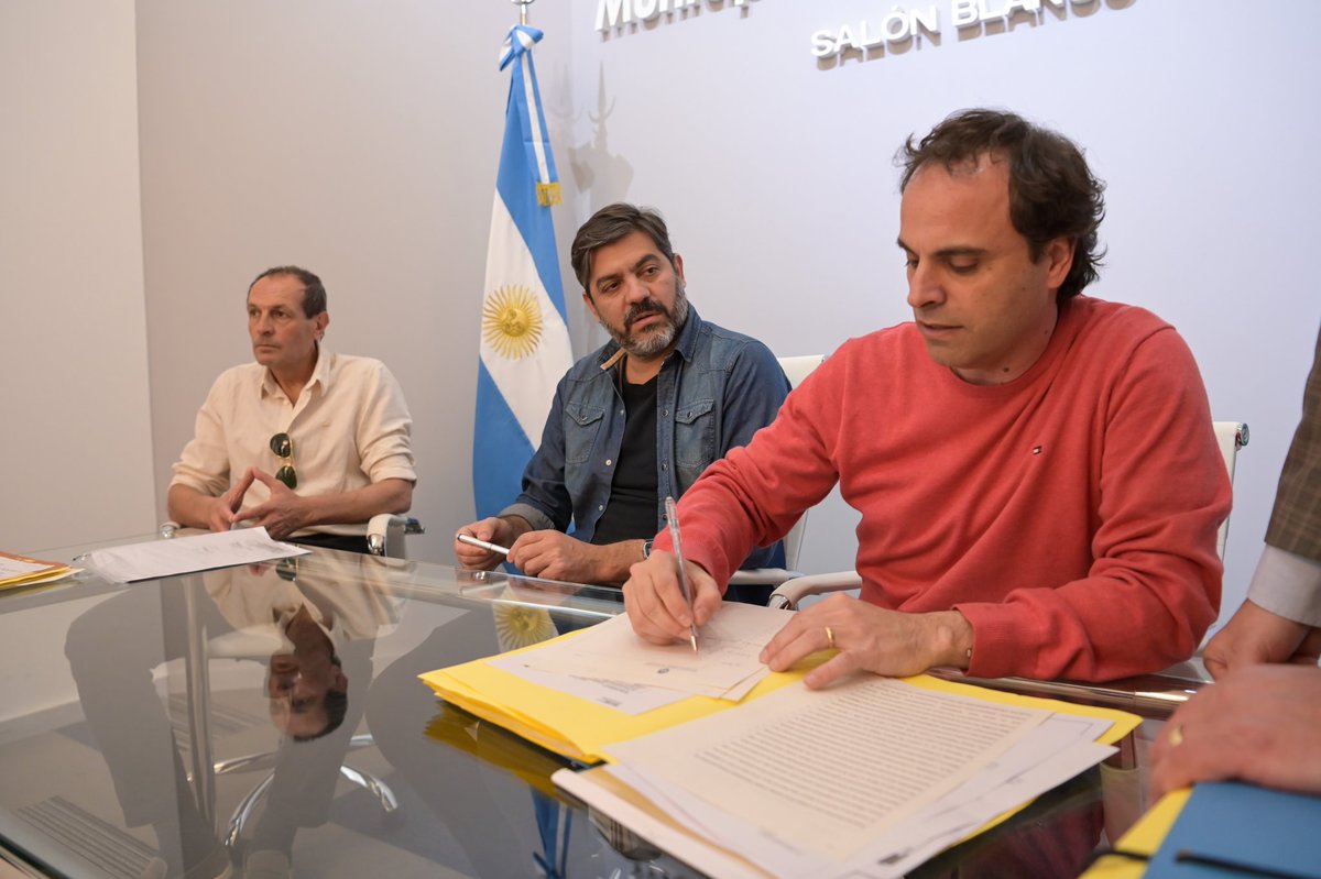 Carli Bianco (@carli_bianco) on Twitter photo En General Pinto mantuvimos una reunión de trabajo con el intendente Alfredo Zavatarelli y sus pares <a href="/CharlyFerraris/">Carlos Ferraris</a> (Leandro N. Alem) y <a href="/danielstadnik_/">Daniel Stadnik</a> (Carlos Casares).
Gracias por el recibimiento y el trabajo compartido.
#6x6
#ProvinciaEnMarcha En General Pinto mantuvimos una reunión de trabajo con el intendente Alfredo Zavatarelli y sus pares <a href="/CharlyFerraris/">Carlos Ferraris</a> (Leandro N. Alem) y <a href="/danielstadnik_/">Daniel Stadnik</a> (Carlos Casares).
Gracias por el recibimiento y el trabajo compartido.
#6x6
#ProvinciaEnMarcha