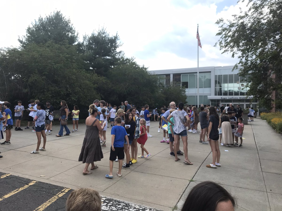 RLMSbulldogs's tweet photo. RLMS welcomed our incoming 6th grade Bulldogs today. A great orientation with our new students and teachers. We are ready to go for all students on Monday!  A reminder that school starts at 8:10am. Go Bulldogs!! https://t.co/ssNajK3mGW