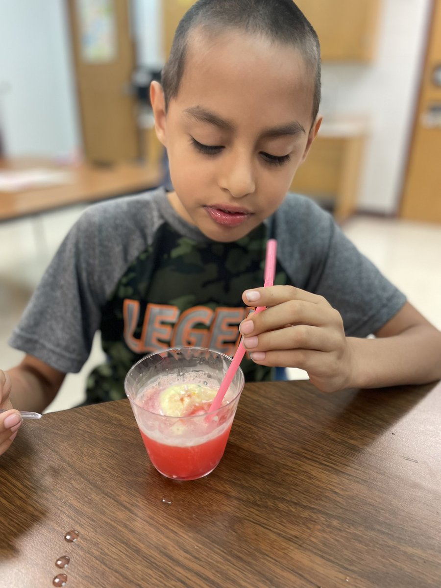 LeeAnna_2013's tweet image. Jitter Juice anyone?! What a great way to wrap up the first week of school! 🧃😋

#FirstDayJitters #JitterJuice #LifeInALE  @NISDRabaES