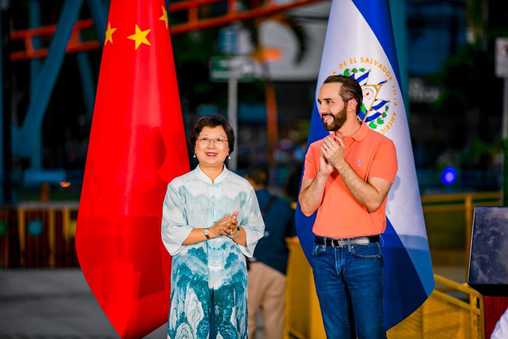 PresidenciaSV's tweet photo. “Estamos invirtiendo, la gente está confiando en El Salvador porque es bonito, ahora seguro, tenemos socios internacionales que están donando su dinero para que mejoremos nuestra infraestructura y de todos lados vienen a visitarnos”, Presidente @nayibbukele. https://t.co/TyBr6xfpcm