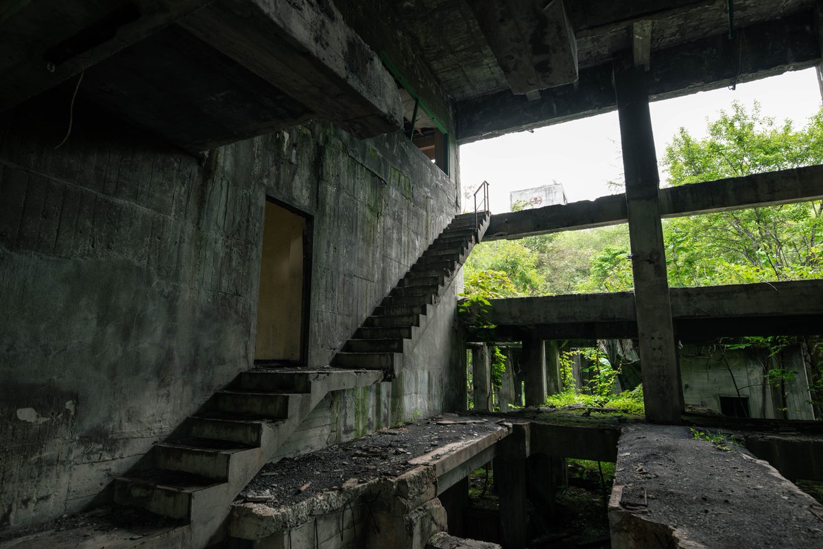 aromanceofcitys's tweet photo. 森林に鎮座する古代遺跡のような鉱山施設の廃墟。
機材を搬出するため壁には巨大な穴があけられた。
無機質なコンクリートと多方向に伸びる階段が、摩訶不思議で幾何学的な空間を作り出していた。
コンクリートと緑はどうしてこうも最高な組み合わせなのだろうか… https://t.co/ieyzrYE0zv