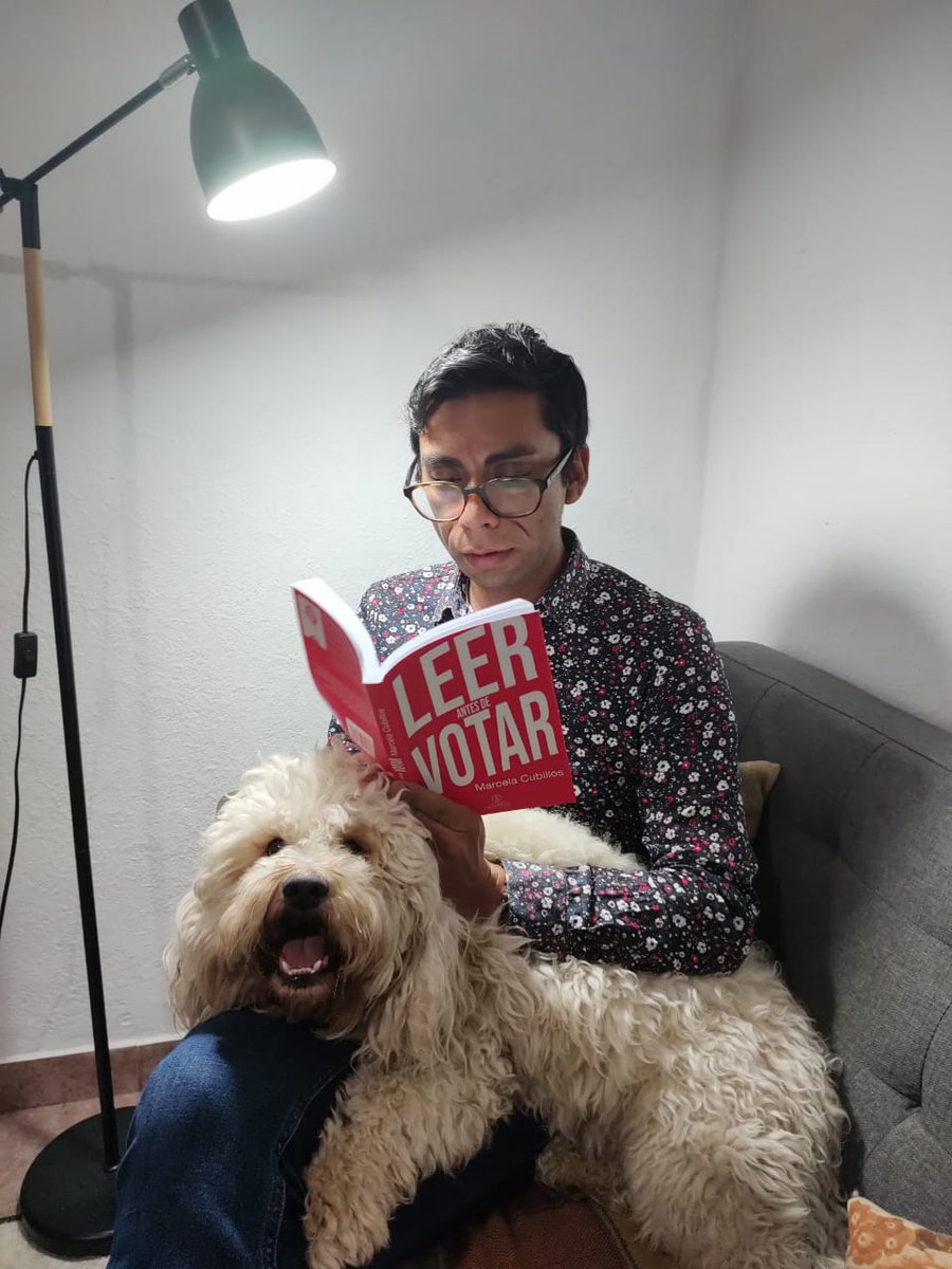 phidalgovalpo's tweet photo. Gracias @marcelacubillossigal x enviarme tu libro #LeerAntesDeVotar ayuda entender la propuesta de nueva #Constitución y por eso con fuerza lo digo no me voy a restar del desafío más grande de los últimos años de nuestro #Chile 🇨🇱,  por amor ❤️ y respeto a la patria yo? #Rechazo https://t.co/x722nelRAd