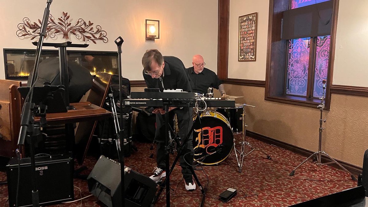 almostfamousGTA's tweet photo. The guys setting up for a packed crowd #stgeorgepub #georgetown #livemusic #fridaynight https://t.co/O2zjEa9XnC