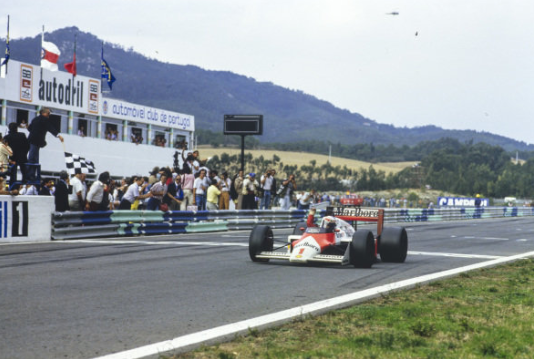 Formula1Verse's tweet photo. BANDEIRADA - 🏁🇦🇷

- E ELE VENCE MAIS UMA, @ProstF1v (@Mclaren_WF1) VENCE A SEGUNDA SEGUIDA E ABRE A TEMPORADA COM ESTILO 
- O francês contou com a sorte e o abandono de seu companheiro para vencer aqui na Argentina
- @ElioAngelisF1V (@TeamLotusF1V) retorna ao pódio https://t.co/jV3oXTkeKo