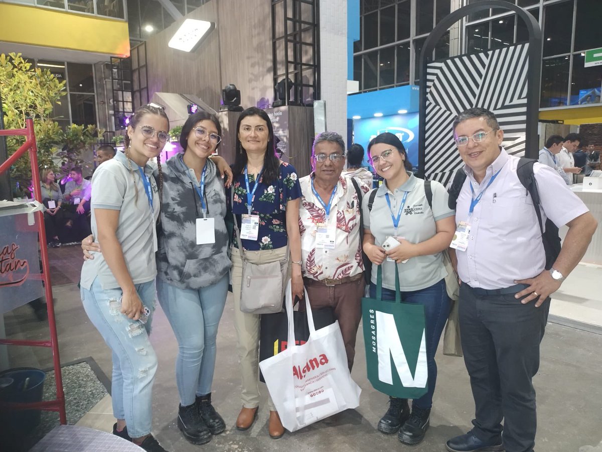 aagomezr's tweet photo. Visitamos la XXIV feria internacional @FeriasCAMACOL 2022 junto con aprendices e instructores del #CDTCI conociendo los adelantos tecnológicos en construcción, diseño y acabados @SENAQuindio @SENAComunica https://t.co/TKyMAhgYwC