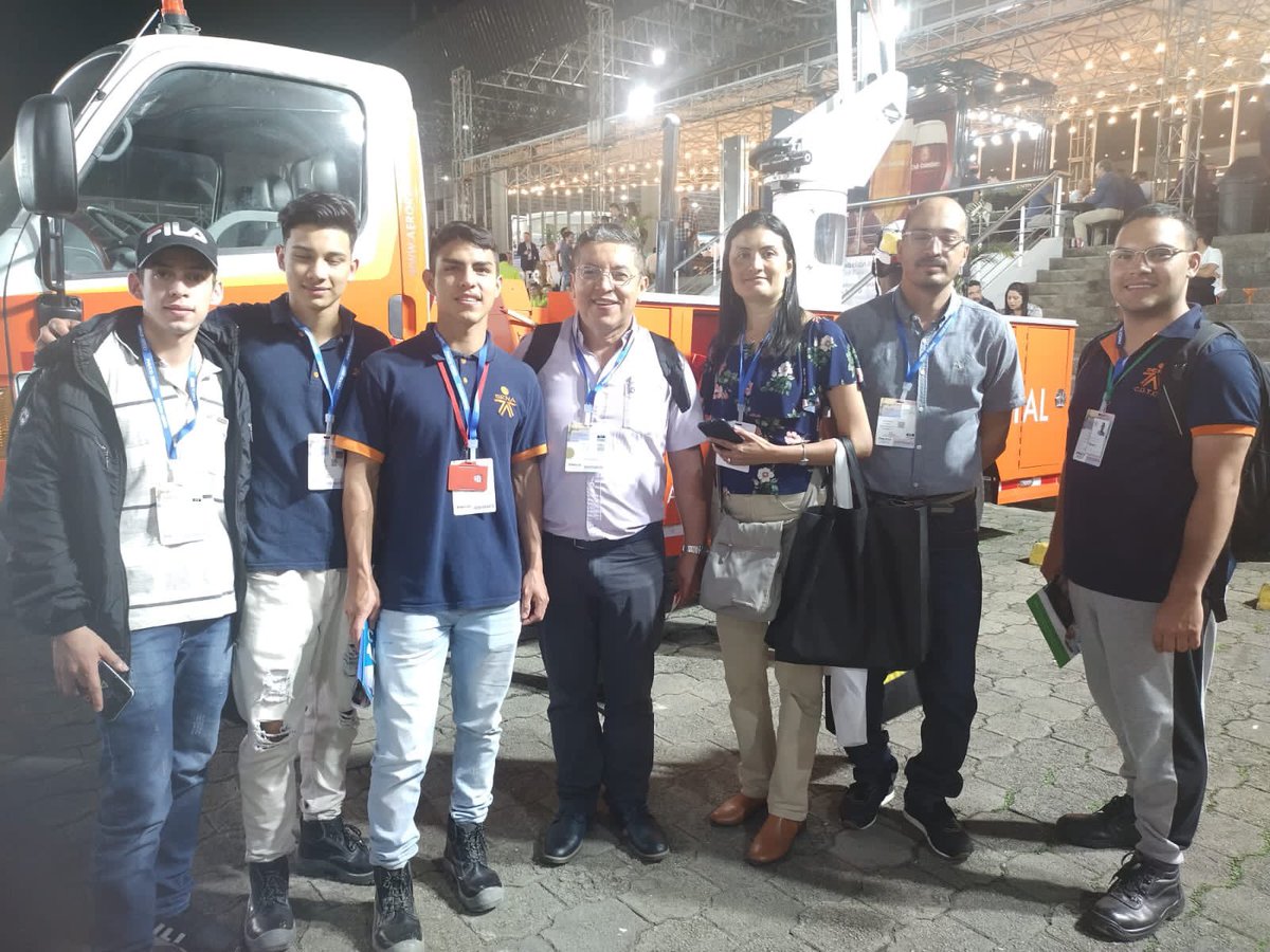 aagomezr's tweet photo. Visitamos la XXIV feria internacional @FeriasCAMACOL 2022 junto con aprendices e instructores del #CDTCI conociendo los adelantos tecnológicos en construcción, diseño y acabados @SENAQuindio @SENAComunica https://t.co/TKyMAhgYwC