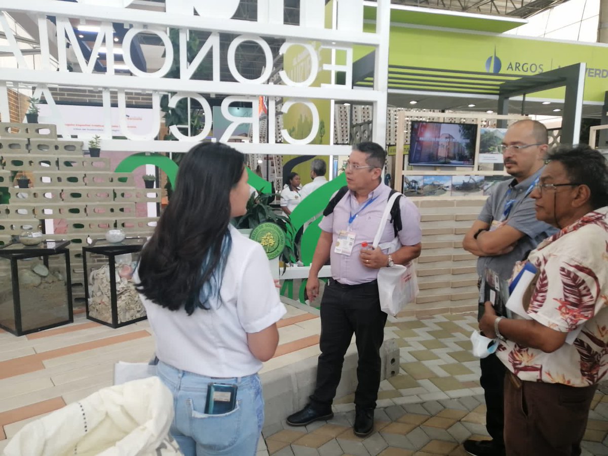 aagomezr's tweet photo. Visitamos la XXIV feria internacional @FeriasCAMACOL 2022 junto con aprendices e instructores del #CDTCI conociendo los adelantos tecnológicos en construcción, diseño y acabados @SENAQuindio @SENAComunica https://t.co/TKyMAhgYwC