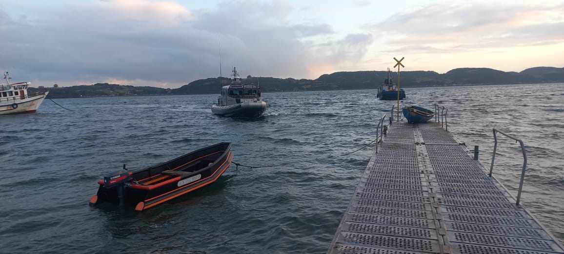 DGTM_Chile's tweet photo. Dotacion de la unidad LSR-4413 de la @MARITGOBCASTRO, se encuentra apoyando la búsqueda de un adulto mayor desaparecido en Isla Alao, jurisdicción de la #CaPuerto de Achao, de cuerdo a requerimiento efectuado por Fiscal Adjunto de #Achao, sin resultado positivos hasta ahora. https://t.co/XzmlA2Kgja