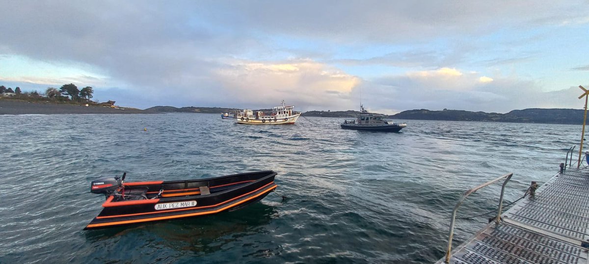 DGTM_Chile's tweet photo. Dotacion de la unidad LSR-4413 de la @MARITGOBCASTRO, se encuentra apoyando la búsqueda de un adulto mayor desaparecido en Isla Alao, jurisdicción de la #CaPuerto de Achao, de cuerdo a requerimiento efectuado por Fiscal Adjunto de #Achao, sin resultado positivos hasta ahora. https://t.co/XzmlA2Kgja