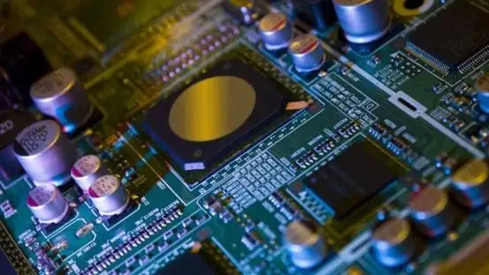 撕裂芯片产业链的经济胁迫。美国日前正式出炉《2022芯片与科学法案》。该法案与全球半导体产业长期形成的公平开放和非歧视共识背道而驰，是典型的经济胁迫，后果必然是对全球半导体产业链的严重破坏。