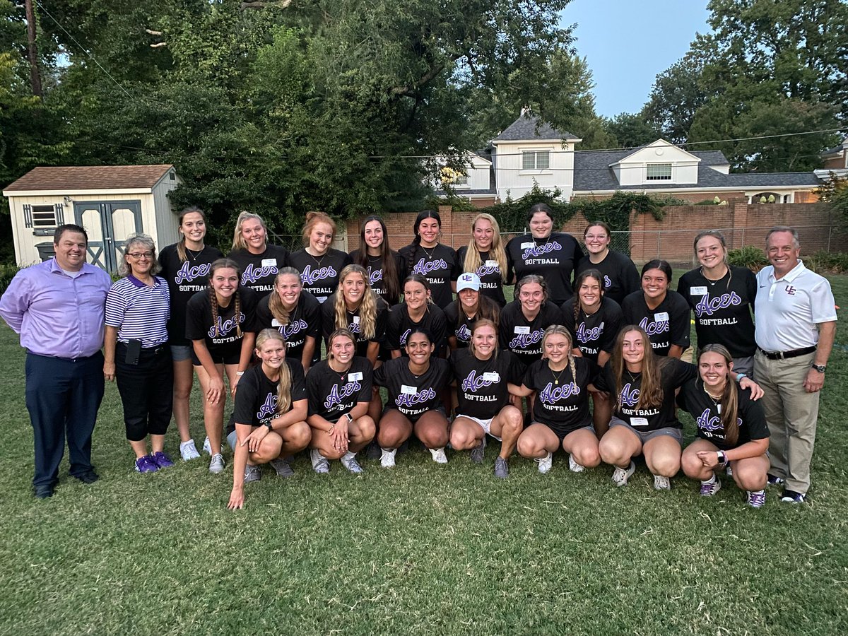 UEAthletics_SB's tweet photo. Tonight Prez P and his family invited the teams out to his house for Popsicles and Popcorn. Just another thing that make @UEvansville such a special place! #Rakeville https://t.co/CQP76sSj75