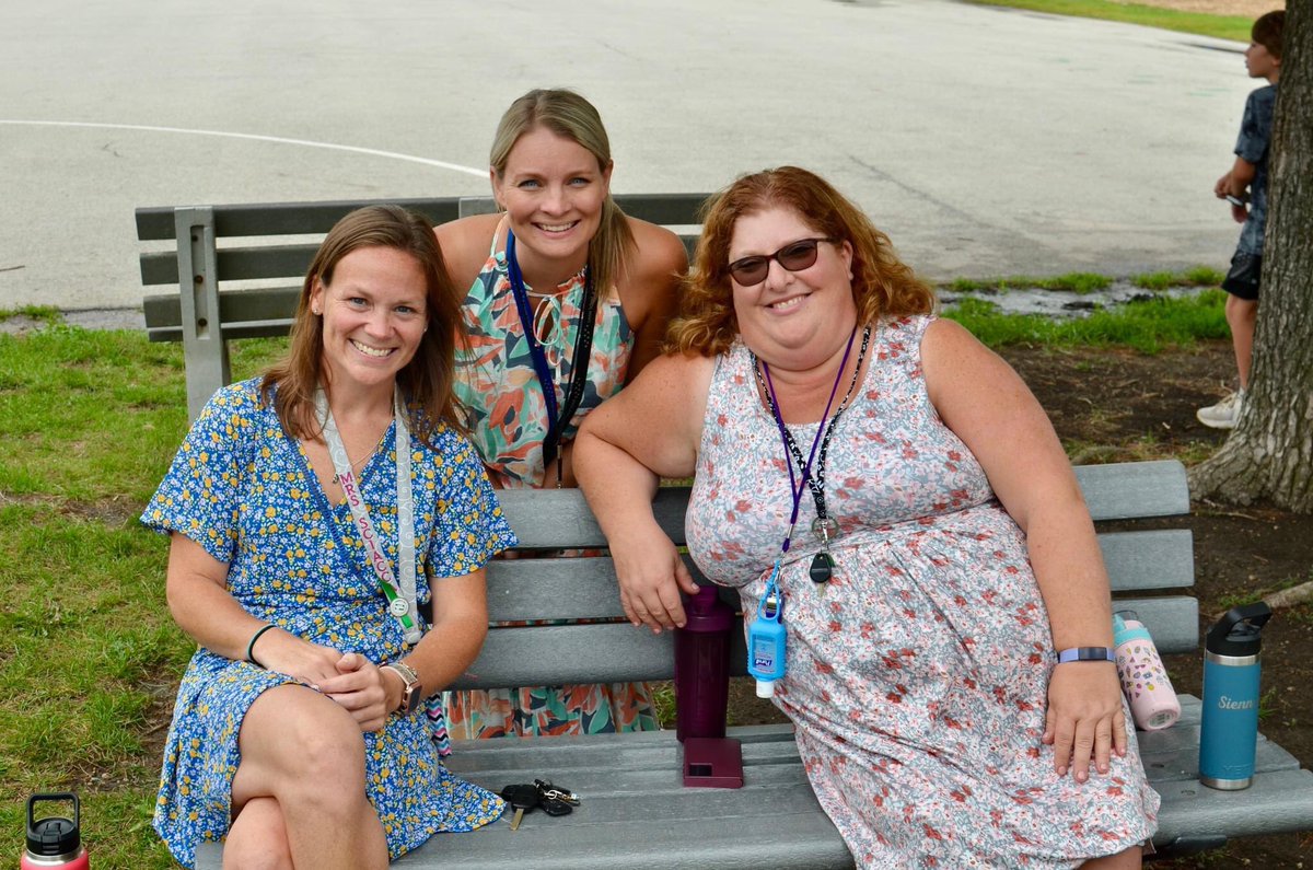 Every year, on the 1st day, the LE 4th grade team takes a picture before the day begins. Because of the rain, we never got the opportunity yesterday. Shout out <a href="/DGDistrict58/">District 58</a> for coming to our rescue and keeping our tradition alive! #LEchoosesHAPPY