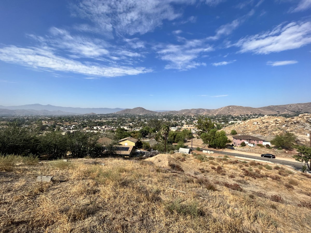 landvaluez's tweet photo. 5450 Norwood, Riverside, CA 92503 #savvycard https://t.co/QCvfAGlT3Z https://t.co/NtTqa62ni7