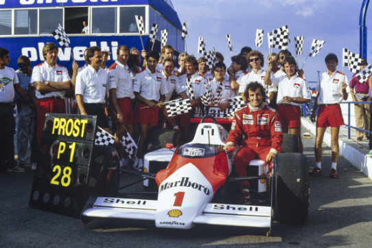 Formula1Verse's tweet photo. BANDEIRADA - 🏁🇦🇷

- E ELE VENCE MAIS UMA, @ProstF1v (@Mclaren_WF1) VENCE A SEGUNDA SEGUIDA E ABRE A TEMPORADA COM ESTILO 
- O francês contou com a sorte e o abandono de seu companheiro para vencer aqui na Argentina
- @ElioAngelisF1V (@TeamLotusF1V) retorna ao pódio https://t.co/jV3oXTkeKo