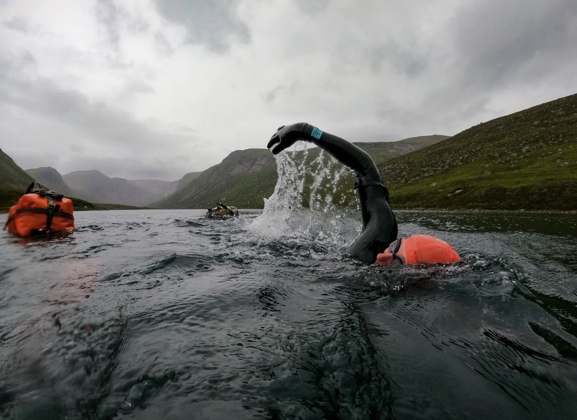 @swimstaman absolutely barreling across the Loch A'an in Scotland with our Animas in tow. 

"I didn't even notice I was pulling it" 🏊‍♂️

📸 © <a href="/caldamac/">Calum Maclean</a>