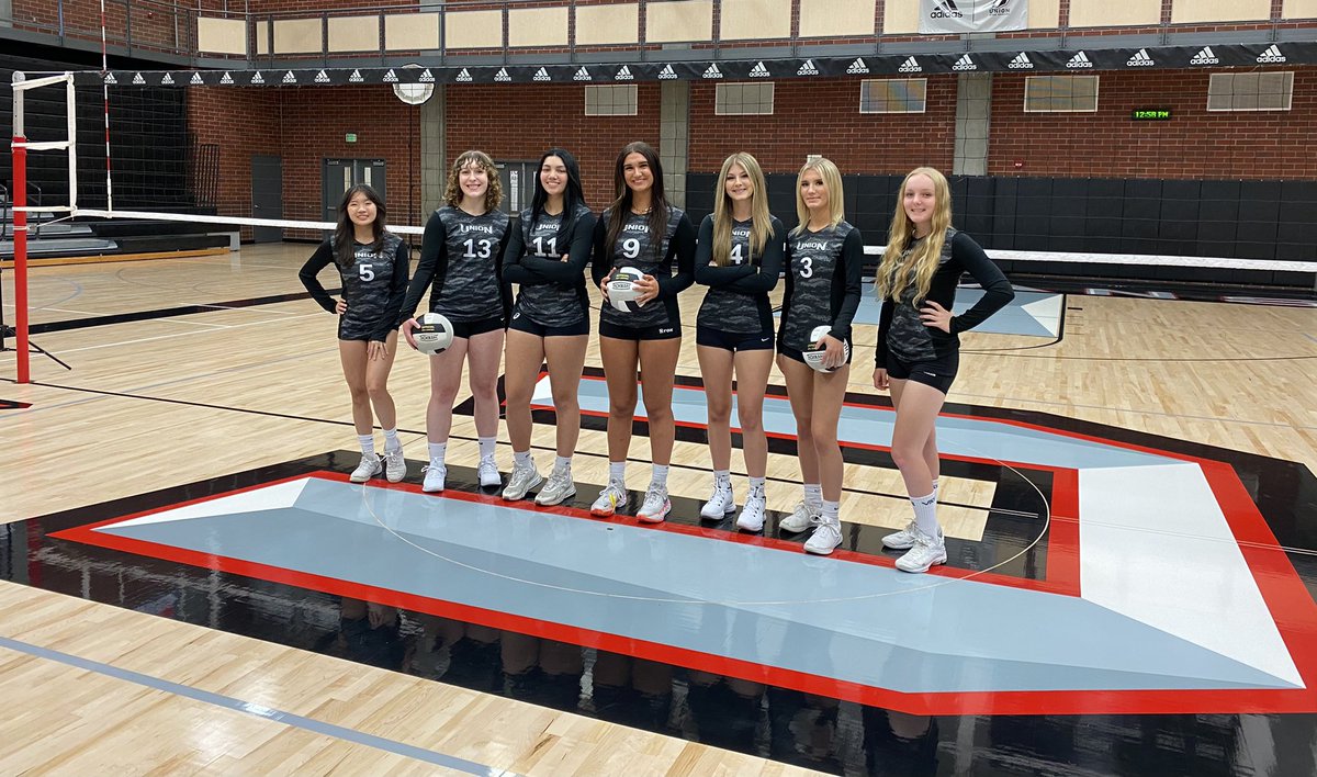 UnionTitanVB's tweet photo. Varsity Seniors! https://t.co/Rl55N7MK4e