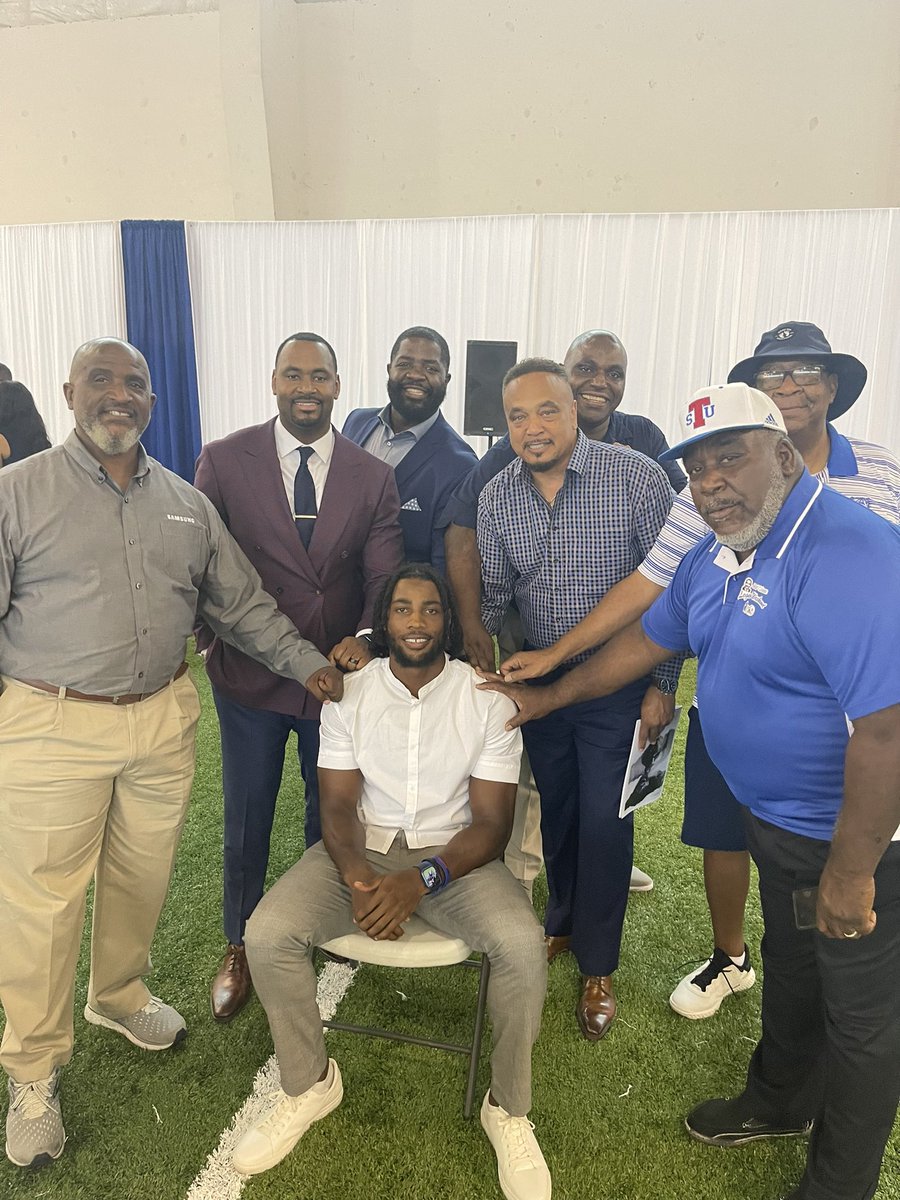 TDG_Org's tweet photo. Former players from the 70s-00s with current WR #2 Cam Wyche https://t.co/pHz62sQ6JM