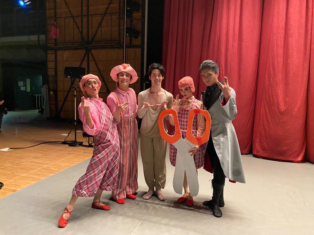 takebale13's tweet photo. 久々の宝満直也さん振付の名作バレエ「三匹のこぶた」では新たな子豚陣と🐷🐷🐷
今までのこぶたの世界とはまた違った空気を本番では吸わせて頂きました🐽

股関節に優しくない狼🐺役ですが...笑
唯一の初演キャストとして、足が上がるうちは役を譲らぬ気持ちでまた是非踊りたいです😁

@BalletEspoir https://t.co/xYVoj2UGAb
