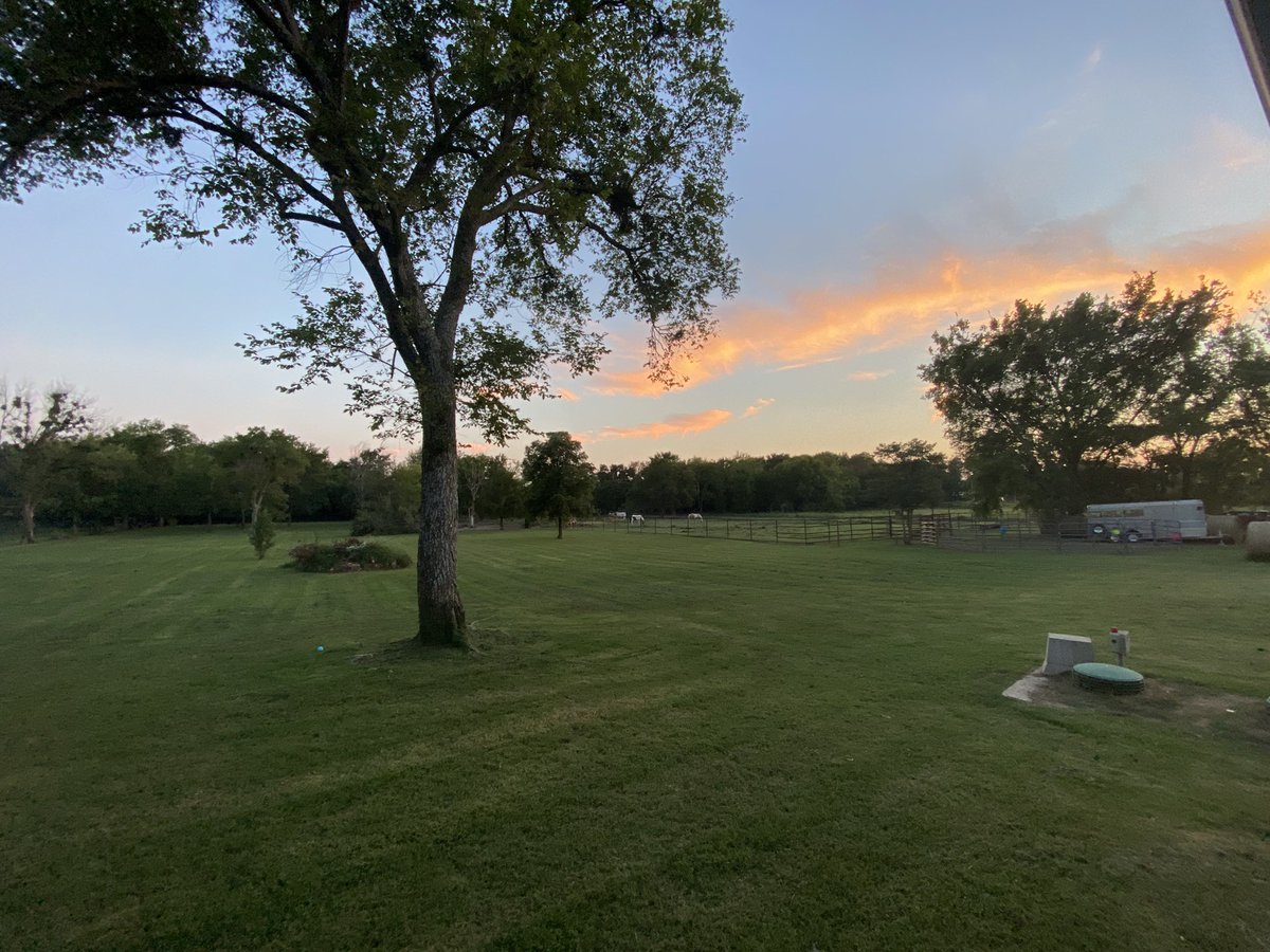 Purple_Pickle's tweet photo. It’s a great evening sunset in Oklahoma! #summercomingtoaclose #sunset #oklahomasky https://t.co/DjgHvtY1yW