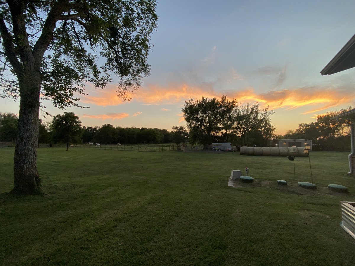 Purple_Pickle's tweet photo. It’s a great evening sunset in Oklahoma! #summercomingtoaclose #sunset #oklahomasky https://t.co/DjgHvtY1yW